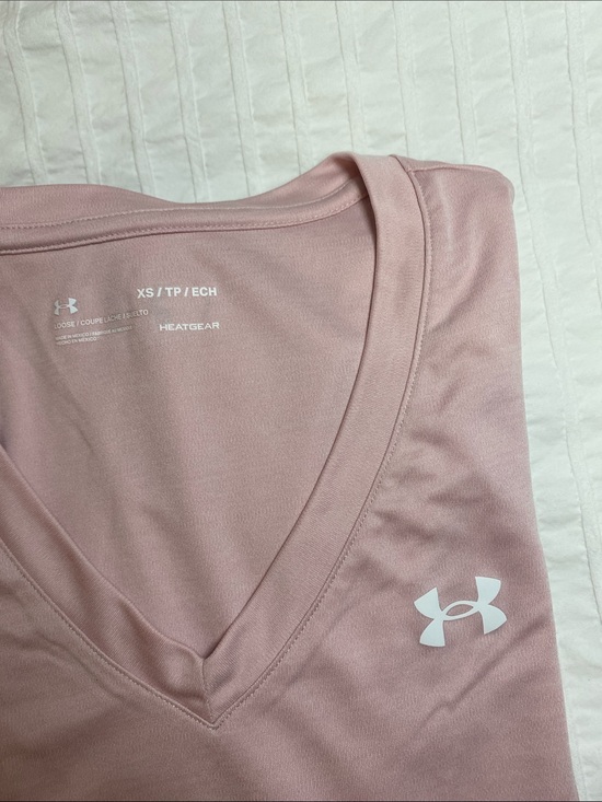 Under Armour Tops - Under Armour Women's Dusty Pink V-Neck Performance Tee